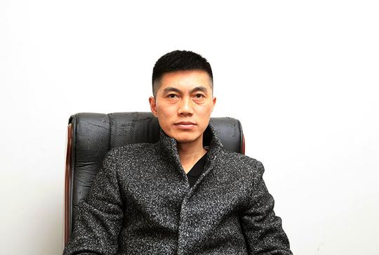 1995年杨如军和亲戚合伙买了第一台车,在无锡开始了自己的运输
