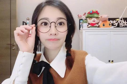 抖音滤镜太强大,代古拉现身《快本》变黑妹,费启鸣颜值崩塌