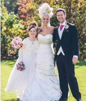 互相脱下婚纱和西装,都被对方惊之后这对夫妻的故事也打动了拉扎