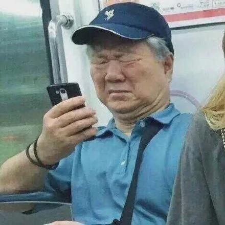 地铁,爷爷,看手机