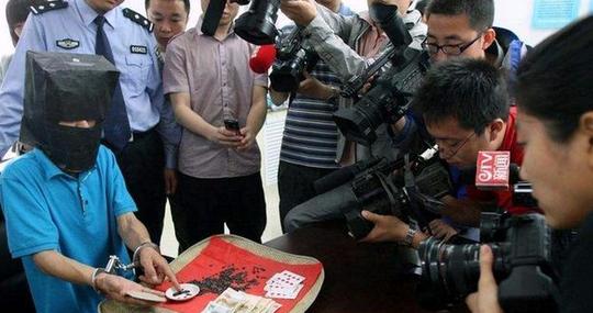 街头猜瓜子是最常见的一种骗术,这种骗术也确实忽悠了不少人.