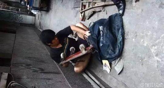 深圳"丐帮"重现江湖,装残疾街头乞讨月入万元,被揭穿伪装全程