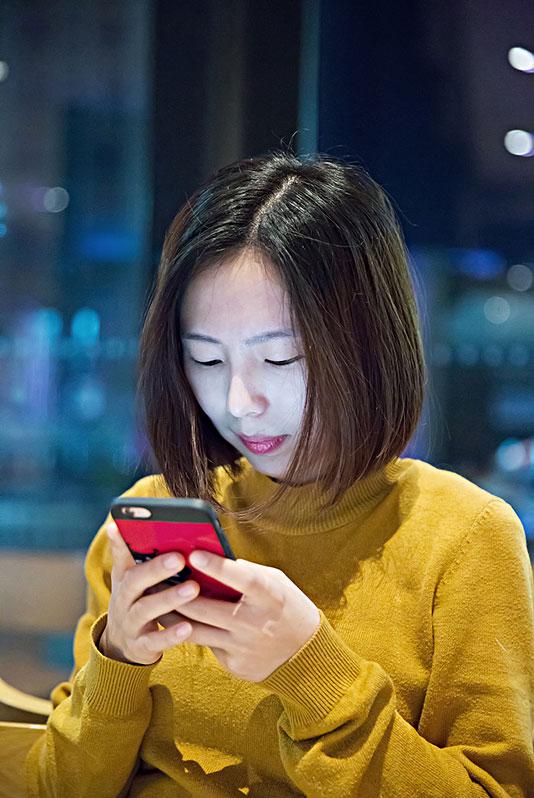 玩手机的亚洲女孩_图片大全—全景创意图库（quanjing.com）中国领先的正版图片视频素材网站