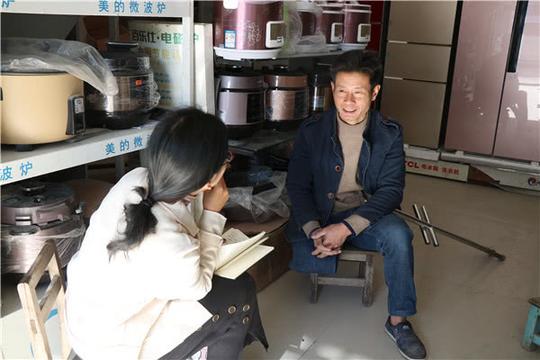 玉云规(右)讲述多年的创业生涯摄影欧宇广