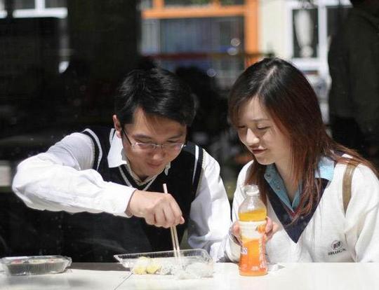 妈身体不好需要人照顾,爸爸在本地做了点生意也需要打理,所以他说毕业