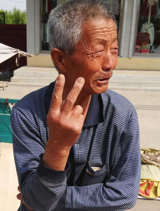 父亲在农村,他们在大集上做生意,一位老人要照顾92岁