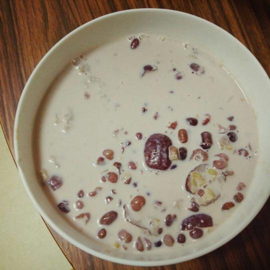 红枣红豆薏仁牛奶粥