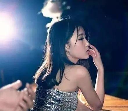 骗术:酒吧的单身美女/单身帅哥对你一见钟情,邀请你小酌几杯.