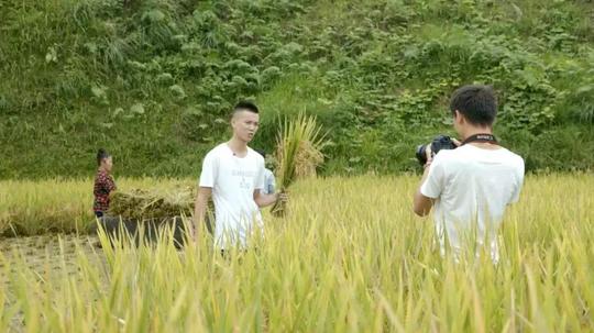 欢子在拍摄短视频,农村田野是出现频率最高的场景