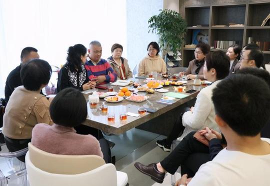 合创远景企业家创新转型研究院院长陈建带队参观越汇家居体验馆