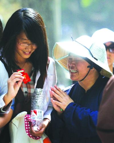 真法师南京街头揭穿假尼姑行骗(图)