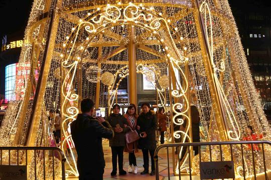 上海街头现22米土豪圣诞树闪着金光亮瞎眼