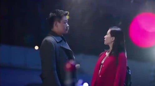 甜蜜拥吻!女子以为他没来正失落时，男子突然出现在她身后