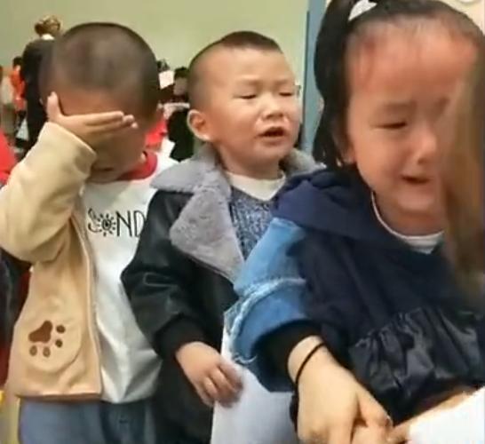 幼儿园萌娃穿7件衣服上学 新闻