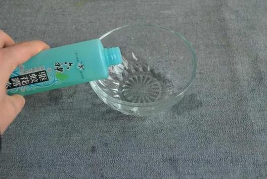 花露水加牙膏,放卫生间刷镜子刷马桶,干干净净还清香