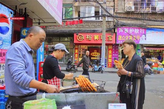 路边的夫妻煎饼摊,在南昌珠宝街做了17年,有人一买就是40个!