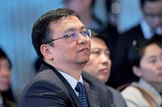 大嫂砸锅卖铁供他读大学，表哥送钱给他创业，孤儿如今成百亿富豪