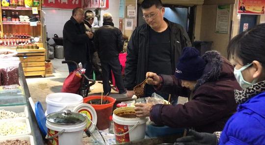 郑州96岁老太闹市摆摊，日赚百元!市民排队购买