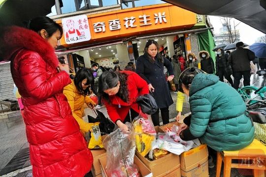 1/4四川在线记者华小峰春节临近，成都街头几家出售传统糕点和零食的商铺生意更加火爆起来，前来购买美食的市民排起“长龙”，采购美食，准备过年和家人分享。这些成都老店的口味、诚信、品质延续多年不变，它们都有一个“