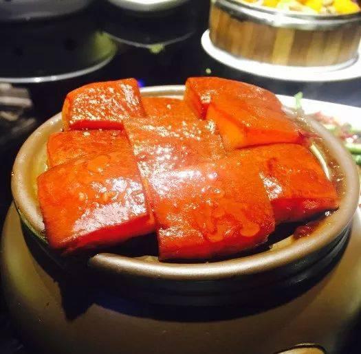 做红烧肉的深色菜肴时一般会选择哪种酱油上色