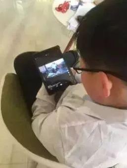 "换衣门"一位小女孩在录制抖音视频妈妈在身后换衣服的过程也被拍了