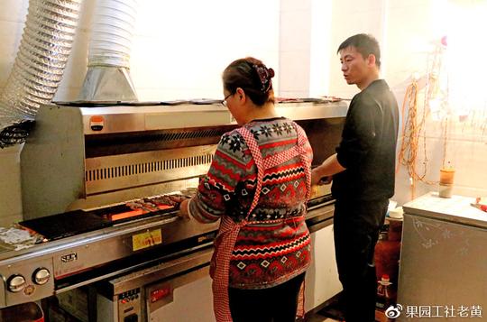 女子卖羊肉串20年,生意火爆得只好关门休息