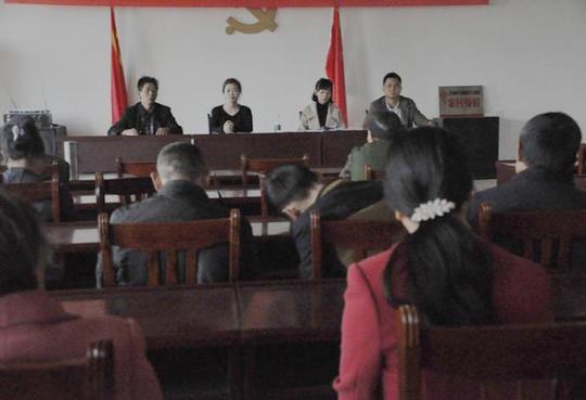 第一书记宣读了建档立卡贫困户明白卡,重点从教育,医疗,创业贷款,个人