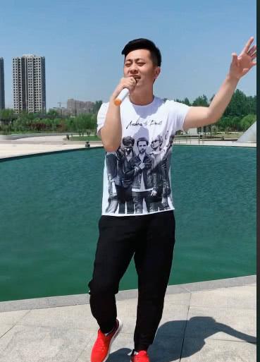 26岁网红小伙是家中的顶梁柱，直播赚8万，妻子：不务正业，再看到踹河里去！