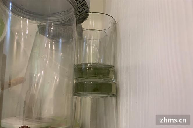玻璃杯不能装开水吗？