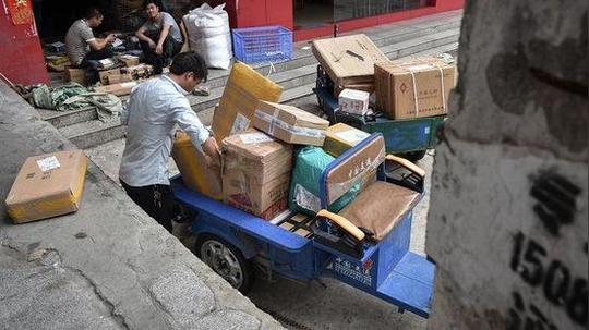 公司一般只愿赔偿快递费用,低廉的成本让一些内部的不法者铤而走险.