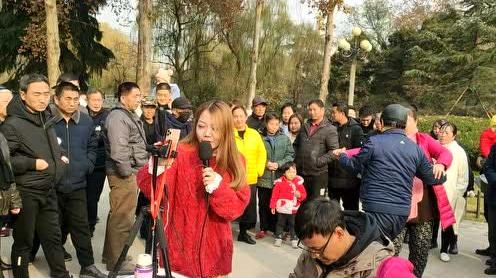 创业小哥游公园，偶遇美女在唱歌，也想上去唱一个