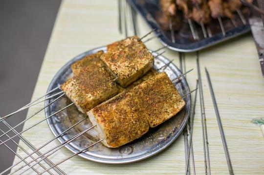 美食正文烤臭豆腐是另一项烧烤必备下酒菜,这家烤臭豆腐与众不同