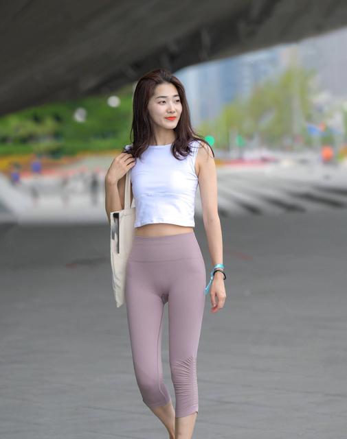 辣妈带孩子一起练瑜伽