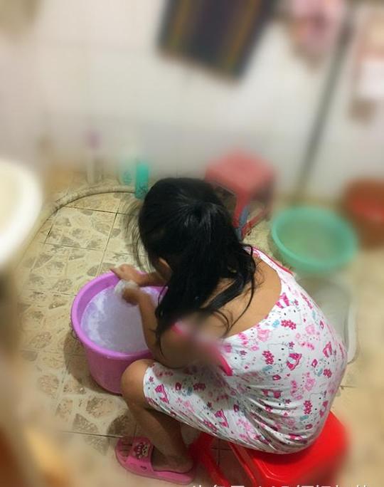 图片禁止转载我们家的小妞每次回老家都是她的小跟班,说什么就学着