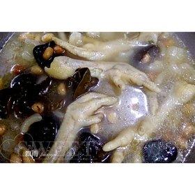 花生煲鸡脚汤的做法