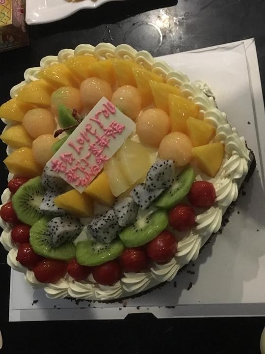 会夫人送蛋糕祝幸福久久