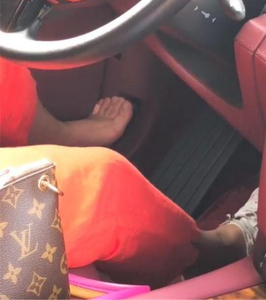 滴滴打到一辆419万的豪车,看到女车主那一双脚时,马上