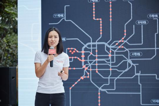 胡玮炜正在介绍摩拜单车