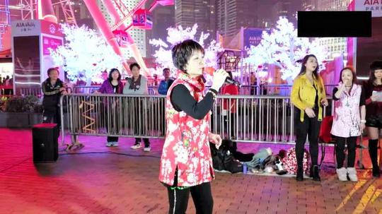高手在民间,大年初一夜大妈香港街头一曲粤曲小调粤剧,太好听!