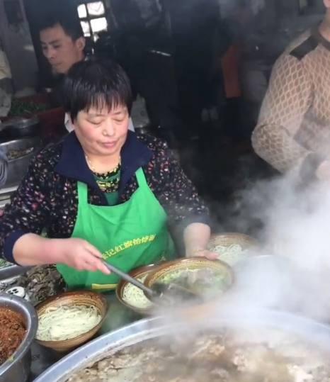 农村一家人来城市卖这种碗面，七块钱一碗，一天卖出1000碗!