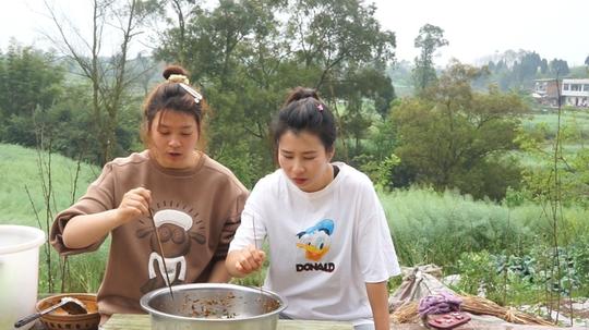 婆婆种的土豆丰收了，翠花挖点回家做锅巴土豆，金黄酥脆麻辣过瘾，这技术可以摆摊挣钱了