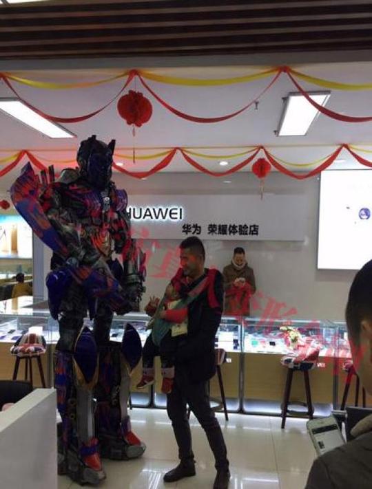 真人变形金刚,小夥子用他创业月入10万,买车买房不是梦