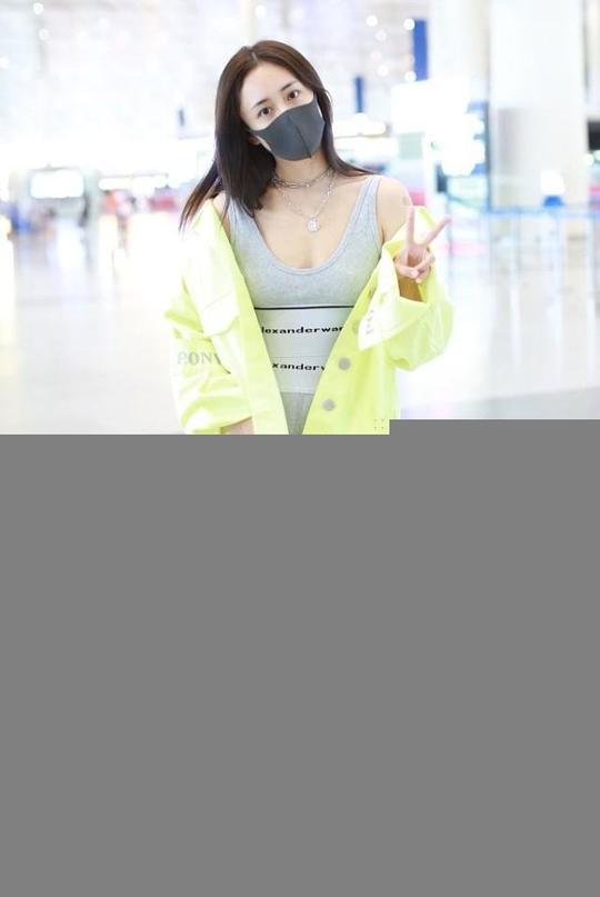 郑钧的“灰姑娘”素颜好纯洁，走路不好好穿衣，肩膀头子还露半个