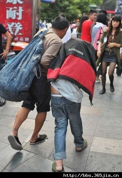 乞丐街头做戏骗钱被揭穿,就算是要饭也要有一点尊严吧