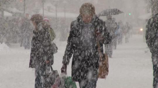 暴风雪天气人们街道行走生活自然天气大雪景色视频素材