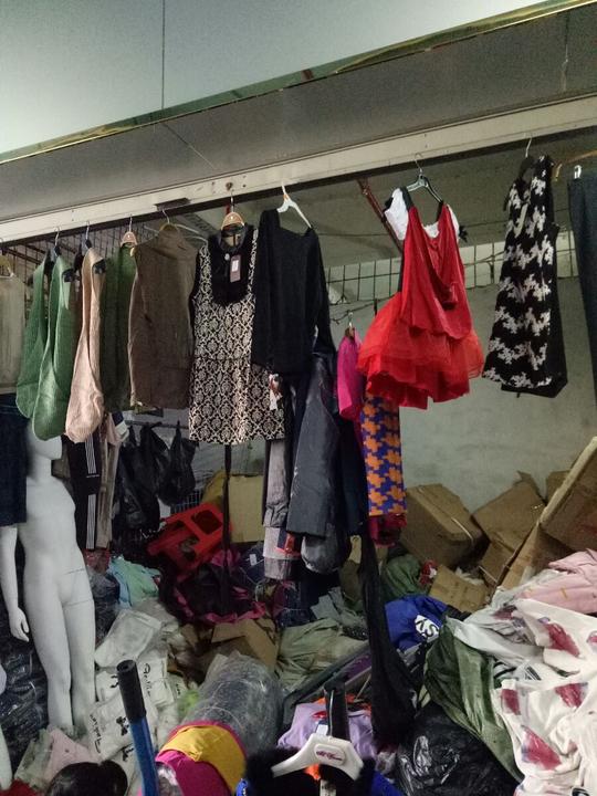 面向全国高价回收库存尾货服装女装大码风衣鞋子，二手旧衣服不收