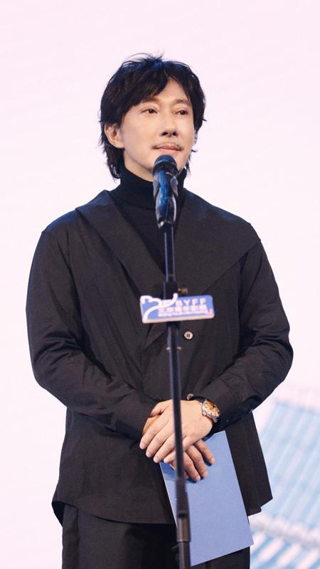 赵立新亮相北京青年影展闭幕式坦言被青年电影人感动