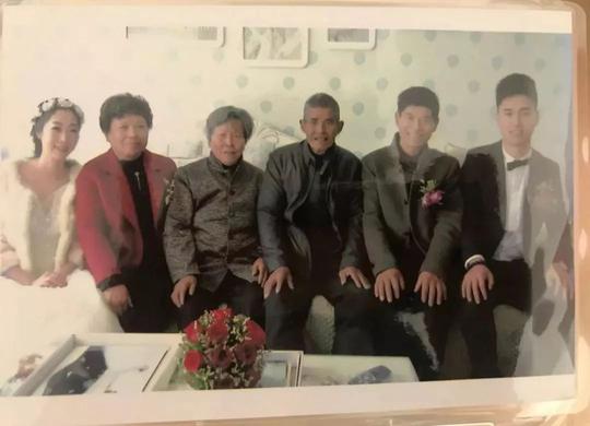 家训家规礼貌待人,礼貌待客,诚实待人,诚信做事.