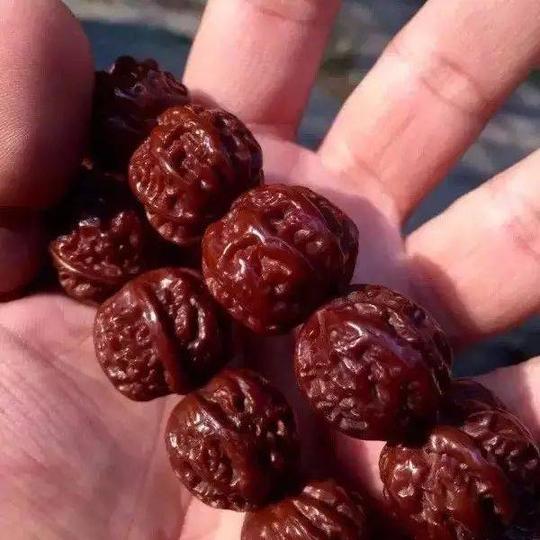 枣红色的包浆,玉化的质感,晶莹剔透,油润感极强,令人爱不释手.
