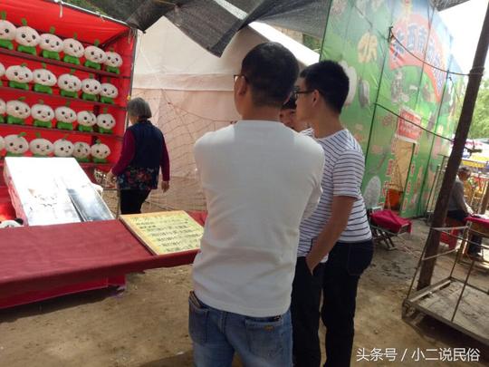 农村老奶奶摆摊赚钱,不卖吃的做起了这种比较省事的生意